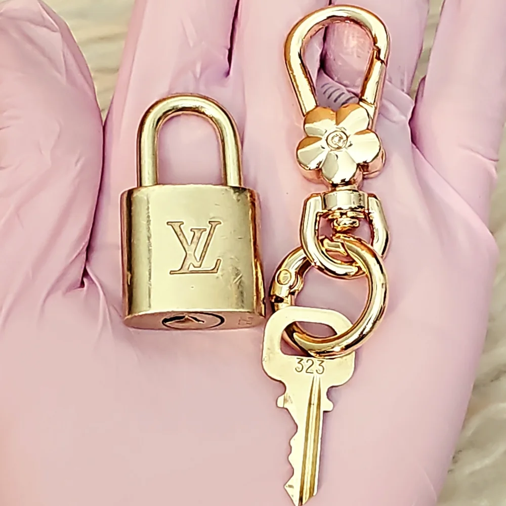 Louis Vuitton Gold Key with Lock - Picture 4 of 8